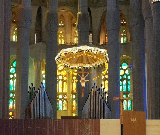 ステンドグラスだけでなく、そのほかの内部の装飾も想像以上にすばらしく、１時間半かけてじっくり見学することができ、大満足の聖堂見学となった。（写真は、中央祭壇とその周りの樹木のような柱）