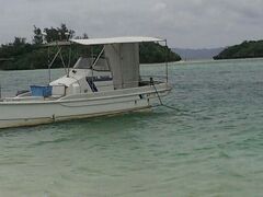 次へ次へと車を走らせ、石垣島では絶対外せない川平湾へ到着。
やはりここは観光客でいっぱい。修学旅行生も。
そんな中、主人は知人に遭遇するという出来事が。