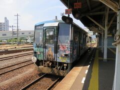 バスを降りて、快速列車に乗る。「幕末維新号」なるもののデザインがちと。。。