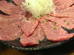 焼肉やまもと

夕食は焼肉です。
２週間前に予約して、６時３０分からの予約しか取れなかったので半分あきらめていた焼きしゃぶを食べることができました。
その他の焼肉もとてもおいしかったです。