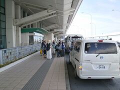 送迎車に乗って、那覇空港へ。
ＪＡＬ側に付けてもらいました。