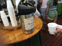 「マカデミアナッツ・ファーム」
クアロアランチの敷地内だそうです。コーヒーの試飲とマカダミアナッツを自分で割る体験ができます。