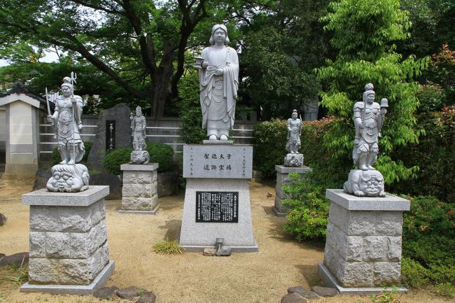 大聖勝軍寺<br />太子が信貴山で四天王に戦勝を祈願したことに因み、太子像と四天王像が祀られています。