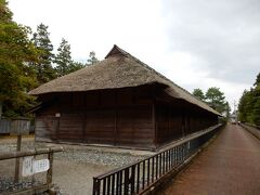 清水園の隣にある、足軽長屋です。

足軽の暮らしが垣間見える貴重な遺構です。農家のほうがまだ立派な感じですね。