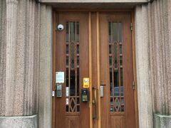 という事で、ヘルシンキでの宿【ヘルステン ヘルシンキ パーリアメント】へ到着！今流行りのアパートメントタイプのホテルです。アパートメントタイプですが、平日は夜中以外フロントに人もいて、英語が苦手でも泊まりやすいホテルです。