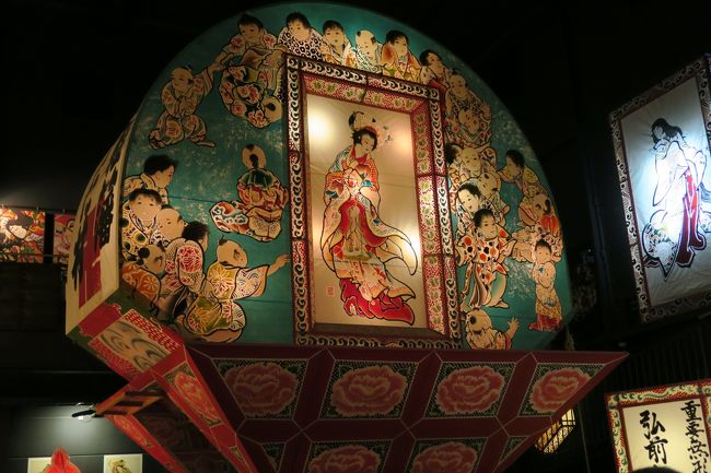 弘前のねぶたの特徴は、この扇型です。<br />大きさも、ほかの地区と比べて少し小さいようです。<br /><br />行燈の光が優しく絵を照らします。<br /><br />「や〜や〜ど〜！！！」<br /><br />これが、弘前のねぶた行進の時の掛け声です。