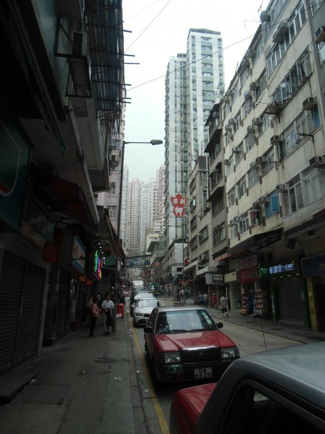 ちょっと路地に入ったら市場とかスーパーがあってとても活気があった。<br /><br />この近くにいい感じのおかゆやさんがあったんだけど、混んでいて、なかなか空きそうもなかったのであきらめて別のところを探した