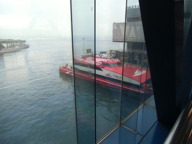 結局出国審査を通過したのが10:15頃<br /><br />そのままフェリー乗り場へ行ったら、最後に乗り込むところだった