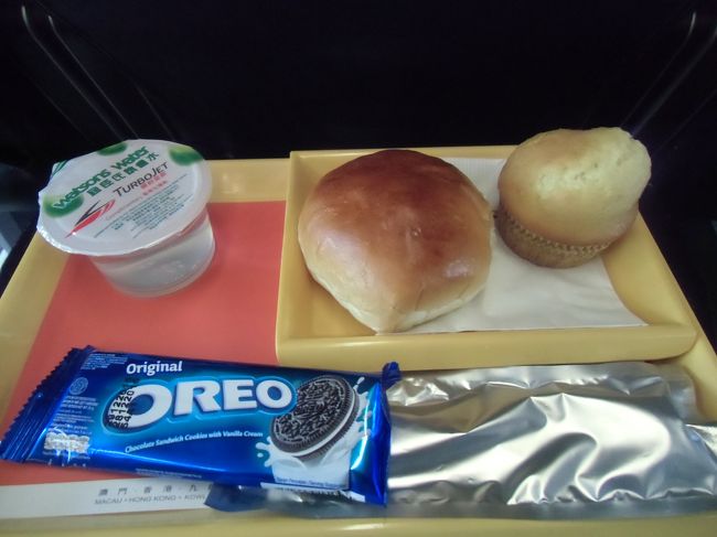 席は2階で、ゆったり<br /><br />こんな食事もついていた<br /><br />wi-fiも飛んでいたけど遅くて、時々つながらなくなってしまう