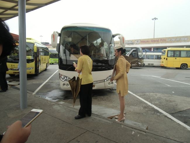 ウロウロして、聞いてみたらサンズのところに並べと言われた。<br /><br />シェラトンと書いてあるバスがあったんだけど、それは間違えらしい