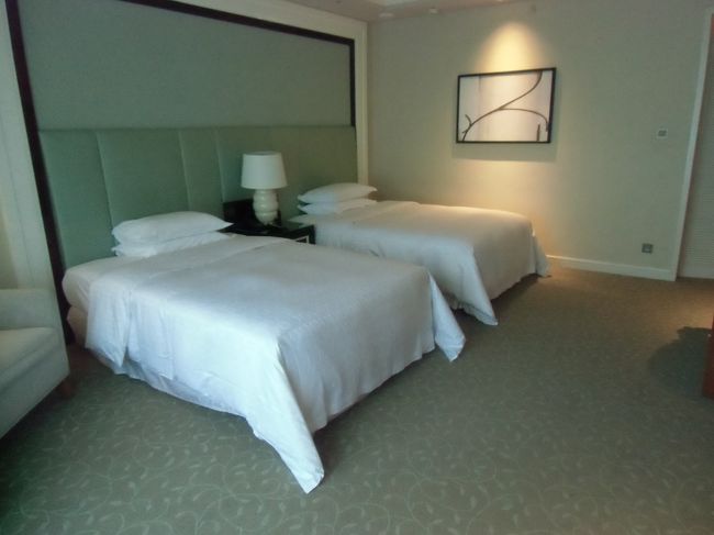 ベッドもセミダブルくらいの広さがある