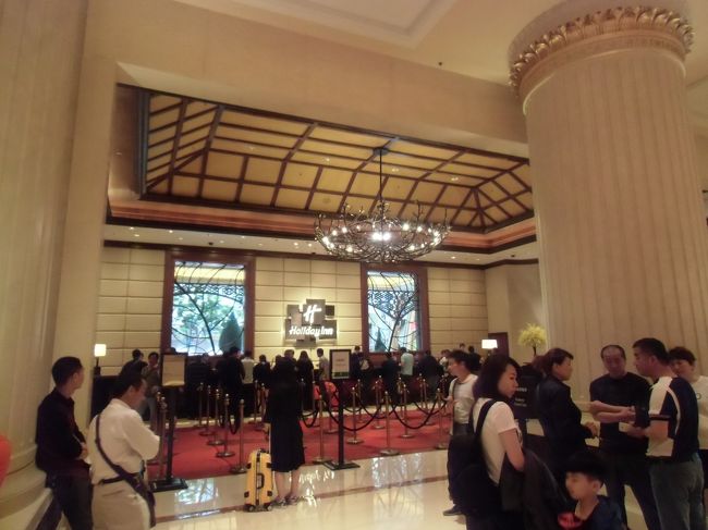 ふと目見ると反対側にフェリーチケット売り場があった。<br /><br />最初何かミュージカルとかのチケット窓口かと思った