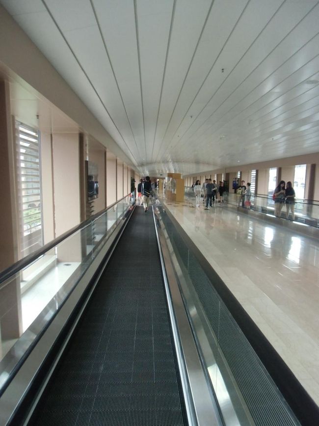 動く歩道があるけど、かなり遠い