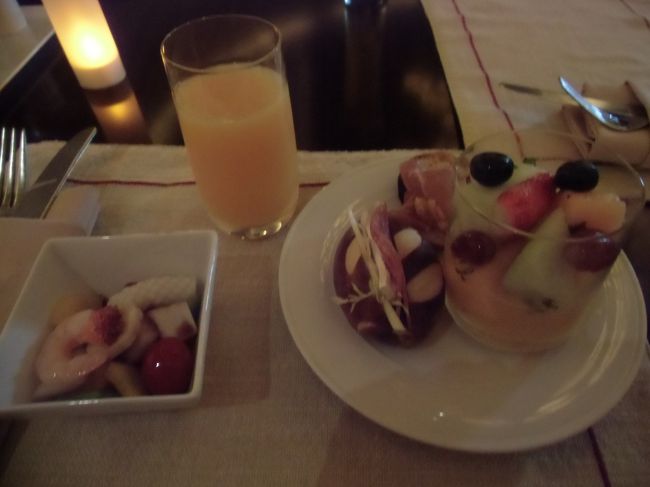 カクテルタイムになったのでクラブルームへ<br /><br />テーブル席もかなりの数がある