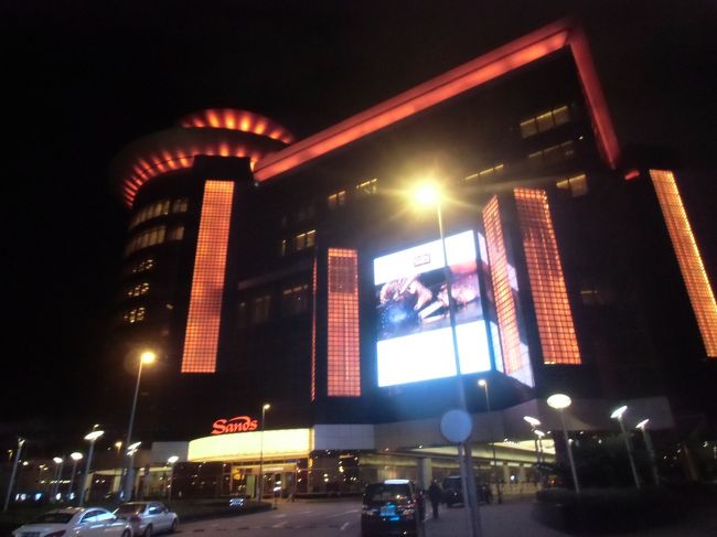 このあとトラブルが...<br /><br />リスボアのライトアップを見にサンズからバスに乗ってフェリーターミナルで乗り換えてリスボアへ到着。<br />ところがバスから降りた夫が「財布がない!」と。<br />すぐに乗ってきたバスに戻って周りを探したけど見つからず。<br /><br />しかし、リスボアの人はとっても親切で、マネージャーも出てきて、何時のバスに乗ったか調べてくれて、そのバスが戻ってきてまた丁寧に探してくれた。<br />財布は2つに分けていてメインの方ではなかったけど、カードが入っていたので止めないといけない。<br /><br />結局タクシーでシェラトンに戻って、カード会社へ電話して止めてもらったけど、ポリスレポートをもらって来いと言われる。<br /><br />英語もわからないのでどうしたらいいのか考えて、ラウンジで日本語のわかる人を呼んでもらって相談。警察署の場所も教えてもらった。<br />ホテルから5分くらいで到着して、事情を説明。若い警察官だったけど、とても丁寧に対応してくれたし、わからないところは翻訳アプリを使ってなんとか<br />ポリスレポートを作ってもらった。<br /><br />今回財布は100均だったし、お金も香港$がわずかとオクトパスカードくらいだったので大きな被害ではなかったのが不幸中の幸いだった。<br /><br />そんなこんなで、1日が終了。<br /><br />