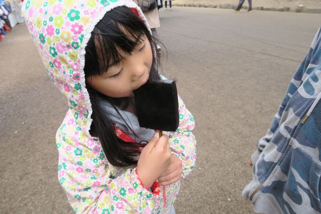 名物黒こんにゃく。<br />こんにゃく好きの娘にせがまれて1本ご購入。<br /><br />お味は・・・・玉コンニャクの圧勝・・・・（笑）<br /><br />雨がどんどん強くなってきたところで、弘前公園終了！