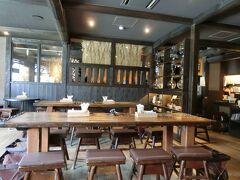 少し疲れたので、駅前のHATAGO井仙の１階にあるカフェ「水屋」で休憩です。