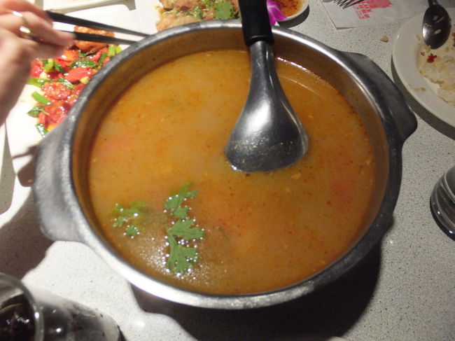 【タイ料理「皇城泰緬餐廳T.M.Palace」高雄 2016/06/19】<br /><br />トムヤムクン：酸辣海鮮湯、ここのは辛くない。辛いもの好きの友人は味を調整してもらっていた