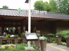 少し遅めのランチは以前から気になっていた

上野公園内の「パークサイドカフェ」へ
