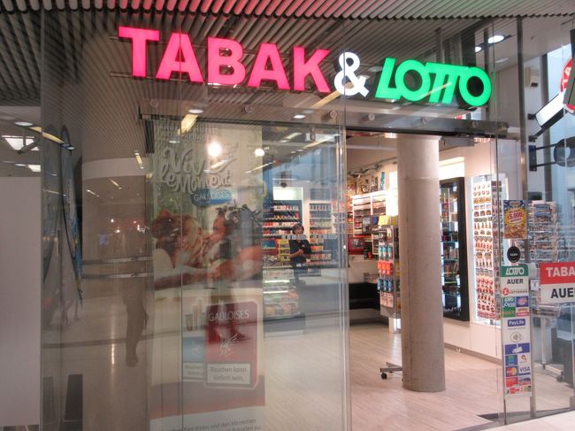 2016.5.31<br />改装された後、初めて利用したときのザルツブルグ駅コンコースの店です。<br /><br />ウィーンのTABAKではウェストバーンのチケットも販売していたので、おそらくここでも買えると思います。