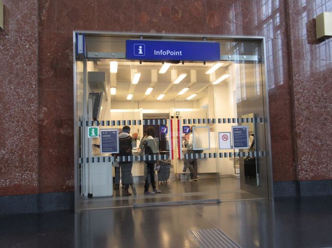コンコースにはインフォメーションが2箇所あり、ここは鉄道OBBの案内所で、この近くに観光案内所があり、そこでザルツブルグカードを24ユーロ(24時間）を買いました。クレジットカードは使えます。(VISA,MASTERのICチップ付きがお奨めです）