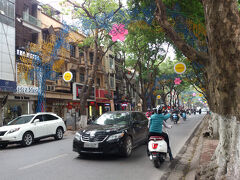 今回利用したホテルは，日本のチェーンホテル”スーパーホテル”の２か所あるうちの”オールドクォーター”です。
朝食終わって早速ホーチミン廟へ行きます。
ホテル目の前の通りは一方通行の筈ですが，オートバイの逆走は結構見かけます。「ベトナム来た」という感じ。