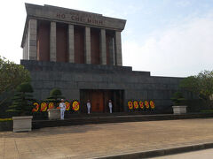 チョット疲れちゃったので，一旦ホテルに戻り昼食後に再度ホーチミン廟へ行きました。
そして午後は，”ホーチミンの家”，”ホーチミン博物館”を見学してきました。