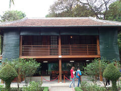 高床式の簡素な家ですが，手入れがシッカリされています。
内部に入ることはできませんが，この裏手側は２階の廊下まで登れます。