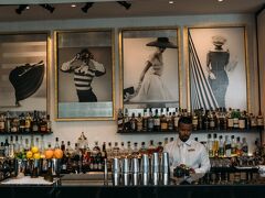 ホテルに荷物置いておいて向かったのは、前から気になっていた
VOGUE Lounge Bangkokに行ってみた。

Silom地区にあるマハナコン・キューブの屋上にある。下の階にはJoel Robuchonのレストランも入っていてかなりゴージャス。

