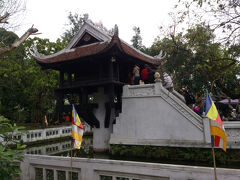 ホーチミン博物館へ行く途中、一柱寺に立ち寄ってみました。
李朝の王様が蓮の上で子供を抱いた観音菩薩の夢を見て，子宝を授かったことに感謝して建立されたのだそうです。子宝を望む多くの参拝者で賑わってます。
