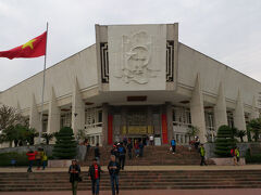 こちらがホーチミン博物館の入り口です。