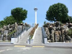 10:35
お腹がふくれた所で街を散策しましょう。
まず、やって来たのは釜山タワーのある龍頭山公園です。
暑いです。