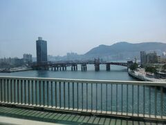 釜山大橋を渡ります。
前に見えるのは午前中に行った影島大橋です。