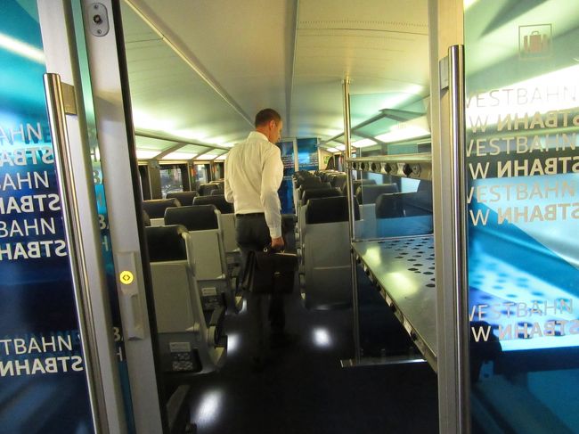 １階席には大きな荷物置き場があります。<br /><br />WESTBAHN　https://westbahn.at/は時間帯によらず均一料金で、ウィーン・ザルツブルグは片道25.5ユーロ。<br /><br />ベンチシートがゆったり使えるPLUS https://westbahn.at/westbahn-plus/は追加料金が必要です。<br /><br />料金は国鉄OBBのRailJetの半額ですが、経費節減のためか、チケットは窓口販売ではなく車内販売が基本です。<br />オンライン販売、主要駅のタバコ屋TABAKでも買えます。<br />