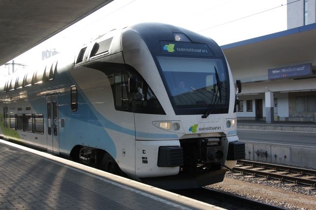 ウィーンとザルツブルグ間を運航される民営鉄道ウェストバーン（西鉄）の総2階6両編成の電車（日本の特急列車型駆動方式）