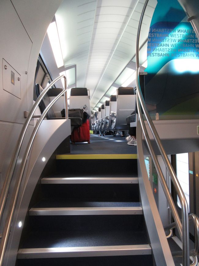 2階への階段<br /><br />座席は車両の横壁から張り出した梁（ﾊﾘ）で支持されているため、床には何も無く、乗客の靴だけが見えるのにはびっくりしました。