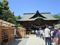 羊山公園から秩父市街まで歩き、お祭り会館で秩父夜祭の雰囲気を感じながら秩父神社にやってきた。連休最後ということもあって参拝客が多く行列ができていた。