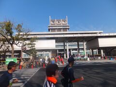 これは奈良県庁でしょうか。その横を通過します。