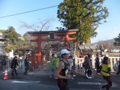 氷室神社前を通過します。