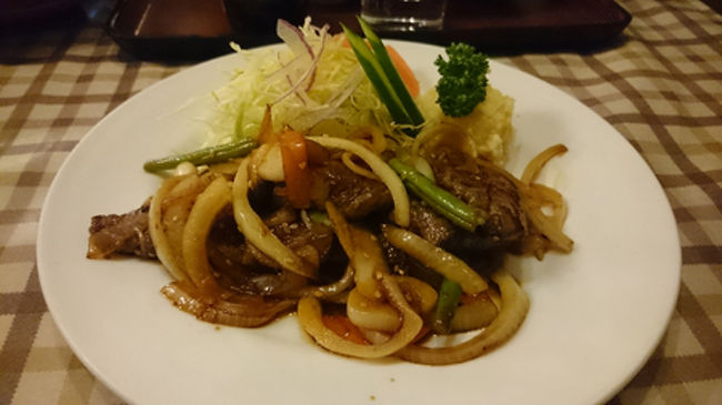 20160206大阪でお肉と純喫茶<br /><br />この月末にお引越しして地元に帰ってしまうお友達に会うために大阪行ってきました一！<br />ごはん何食べたい？どうする？と相談していたのですが、はり重さんのURLを送った直後からもうそれしか見えていない状態でしたので、とりあえずお店は決定。<br /><br />特急、追加料金で楽ちんシートで移動だったのですが、後ろのおばちゃん靴脱いでるらしく。<br />おそろしいほど悪臭が漂ってます。<br />………笑えない。辛い。息できない。臭い…。<br />そのむんむんむれむれ、ブーツでしょう？脱いだ後消臭しないの！？まだ午前中ですよ！？何それ昨夜からはきっぱなしなの？何なの！？と全てに突っ込みを入れたい所存。足を動かすたびに新たな臭いがふわりと生まれ、鼻腔を榛る悪魔の時間が訪れるわけです。<br /><br />‥マジ自分の足の臭さ、知った方がいいと思うんだよね。こう……その足先、鼻の近くに持っていったらわかるんじゃないの！？！？！？<br /><br />…というわけで、辞易しつつもどうにか到着。<br />友達にラインで愚痴りまくってたら、同情の眼差しで迎え入れてくれましたともｗｗｗ<br />さてすぐに移動です。<br />目指すははり重さん。<br /><br />前回来たときは、本当に並んでたけど今日はするりと入ることができました。でもこれ、タイミングがよかったんだな…としみじみ。直後にはまた外に列できてましたからね。<br /><br />で、カレー一択だったはずの友達が「すき焼き丼！」とか言い出す。え。ちょｗｗｗｗ何か違うのになってますけど！？！？！？<br />とか思いながらも、とりあえず焼肉定食とすき焼き丼をチョイス。20分くらいかかるからね！すき焼き！と言われ承諾したのですが、これ前回もそうやって言って、かなり早く出てきたんだよなあ………。<br /><br />「おまたせしました！すき焼き丼です！」<br /><br />ｗｗｗｗｗぶれないｗｗｗｗｗｗｗ<br /><br />さてこちらです。<br />お肉、お箸で切れるくらいにやわらかいのです。お値段1250円+税。リーズナブルですし、おなかいっぱいになりますし！！！！オススメ。<br /><br /><br />そんなわけでレジヘ向かうと私たちの前に居るのは韓国の方。写真付きのメニューを出してもらってたから、チョイスはしやすかったようですが、内税と外税で困っている様子。<br />「TAX?」<br />と聞いている彼女達に対し、おばちゃん「？？？？？？？？？」と疑問符だらけになってましたｗｗｗｗｗてわけで彼女たちの困りごとを伝え、タックスの意味を教え…とお手伝い。たのしい旅になるといいね。そう思いながらおばちゃんにも「ありがとうねえ」と言われながら次へ出発です。<br />しかし外国の方多すぎです。これあれや…春節や……と一年前の地獄を思い出しましたから。<br />