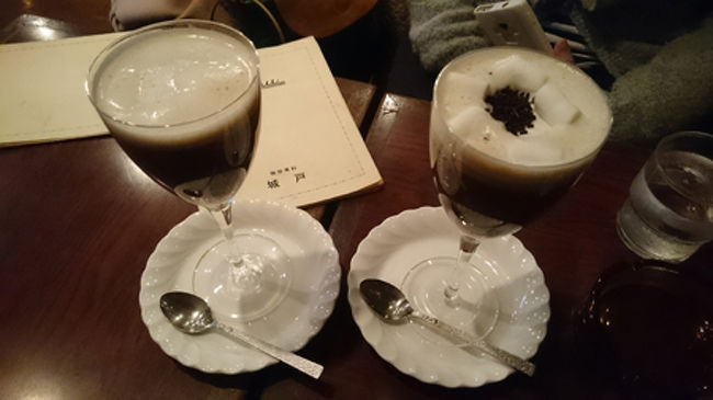 その後南船場の探索をしました。<br />久々ですし、そこまで寒くないのでのんびりお散歩がてらお買い物ができます。今迄見つけたことのなかったお店を発見して中に入ったりと楽しむことが出来ました。<br /><br />ピアス買ったんですよ。めっちゃかわいい！！<br /><br />しかし………翌日落としたとですよ……軽すぎた…orz<br /><br />そなこなで、純喫茶へ。<br />城戸さんです。<br /><br />ここはおじさま二人がやっているお店。今日こそパリの恋人飲むぞ！よし！<br />生クリームある！おＫだ！！！！<br />と意気込んで注文。<br />しかし「………不具合発生や……ごめんね。今日出せない」<br />えええええええええ。縁がないってことですかね？三重から来て、三回くらいはチャレンジしてるけど、未だに飲めてないのですけどね！？！？！？<br />…という。<br />悲しみにくれながら、アイリッシュ頼みました。友達はマシュマロ乗っているやつです。<br />コーヒーおいしかったですし、雰囲気も大好き。しかしほんとなんでか聞きたいんだけど…<br /><br />どうしてコーヒーとタバコなんですかね！？！？！？！？<br />