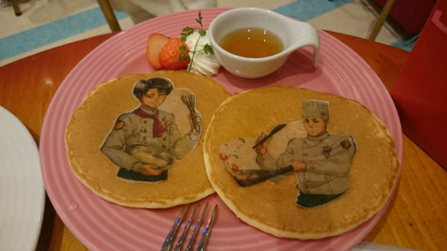 固いパンケーキ<br />………………マーガリンの味と、なまぬるさ、そしてしゃびしゃびのメープル。………固いです。パンケーキって固いんだ…。<br />ちなみにこのイラストですが注文時にお願い出来るのですが<br />｢エルヴィンとリヴァイで｣<br />｢はい！リヴァイとエレンですね｣<br />｢……ちがいます｣<br />｢え。エレンですよね！？｣<br /><br />と強気にエレンを押されたのですけど、違います。<br />エルヴィンです。<br /><br />そんなにエルヴィン頼む人いないのですかね。<br />