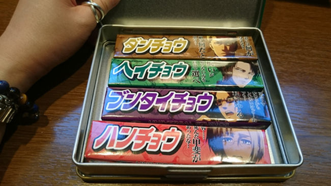 リヴァイちゃんとエルヴィンのリバーシブルの缶。に、ハイチュウがつまっています。<br />「イチゴ味もあるよ！」<br />と言われてうきうきしてたとですが………よくよく見たら、全てグレープｗどんだけグレープ押しなんてすかｗｗｗｗ<br />