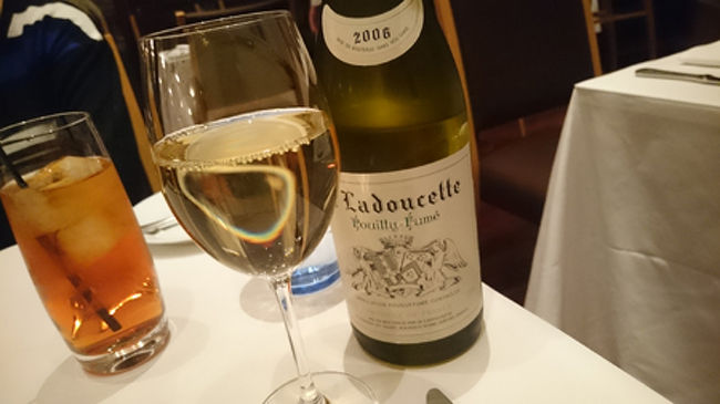 さて、おいしくないもので満たされて悲しい気持ちいっぱいだった胃袋に少し隙間ができたので、行ってきました。 PB。4800円で、前菜とメインから一品ずつチョイスできます。<br /><br />とりあえずワイン。<br />フルーティーでふわりと甘い香りが走ります。とても飲みやすいのでついつい飲みすぎちゃう。<br />