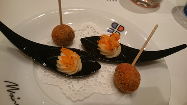 アミューズ<br />黒オリーブのフライと、タラのすりつぶしたもの。タラは塩味がきつめ。<br />オリーブはアツアツカリガリサクサク。<br />食べ物ってあったかいのがおいしい…のよ！ﾀﾞﾝﾀﾞﾝｯ！ああ…しごく当然のことに幸せを感じる…… <br />