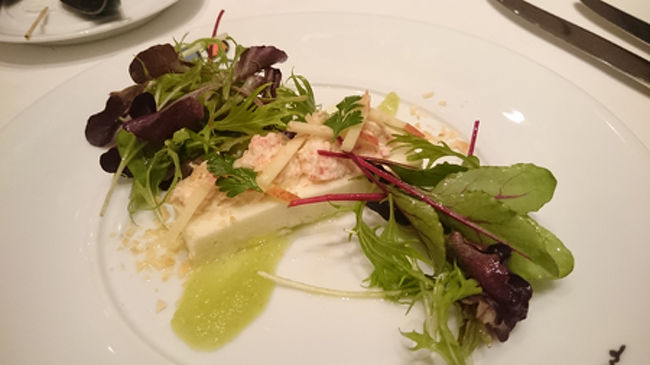 <br />前菜<br />私のチョイスはズワイガニさんでした。ムース仕立てになっていて、リンゴのソースで甘酸っぱさが加えられています。イメージは……丸の内ビルの中のイタリアンフレンチみたいなところの、斬新な組み合わせ。でも意外性ありつつもまとまったお味でおいしかったですとも。<br />