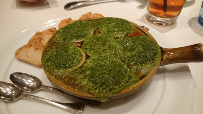 エスカルゴ（追加1500）<br />エスカルゴバターたっぷりです。エスカルゴやわらかくてうまー。というかバターウマー。<br />