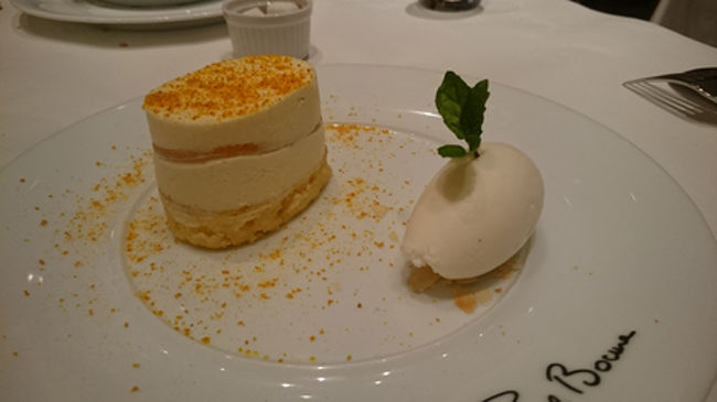 デザートはミカンのムースとマスカルポーネのアイス。<br />濃厚なムースと、さっぱりとしたチーズで口の中においしい！がひろがります。<br />