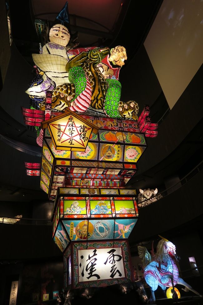 なんとその高さは、出陣の際20メートルを超えるとのこと！！<br /><br />こんなすっごい縦長ねぶたが2体も格納されてます。