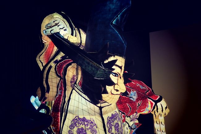 毎年３体この高さのねぶたが、ここ、たちねぷたの館から出陣するのだそう。一度作ったねぷたは３年間働くらしい。